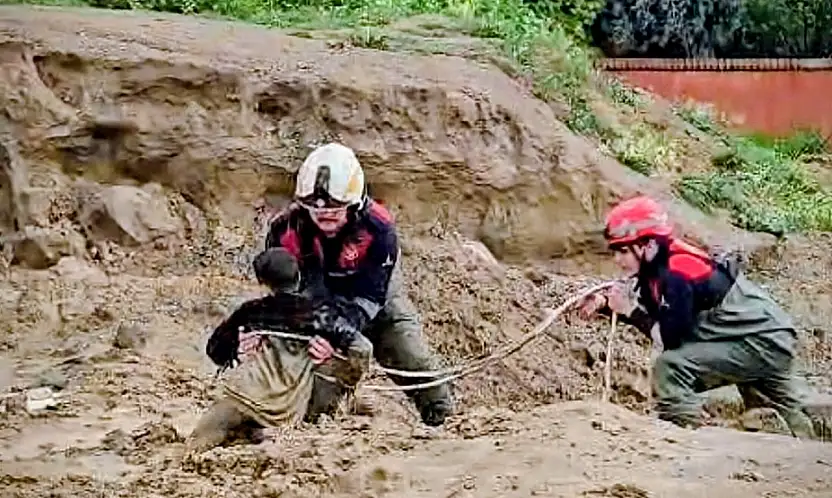 Torbalı'da yağış sonrası çamura saplanan iki çocuk kurtarıldı